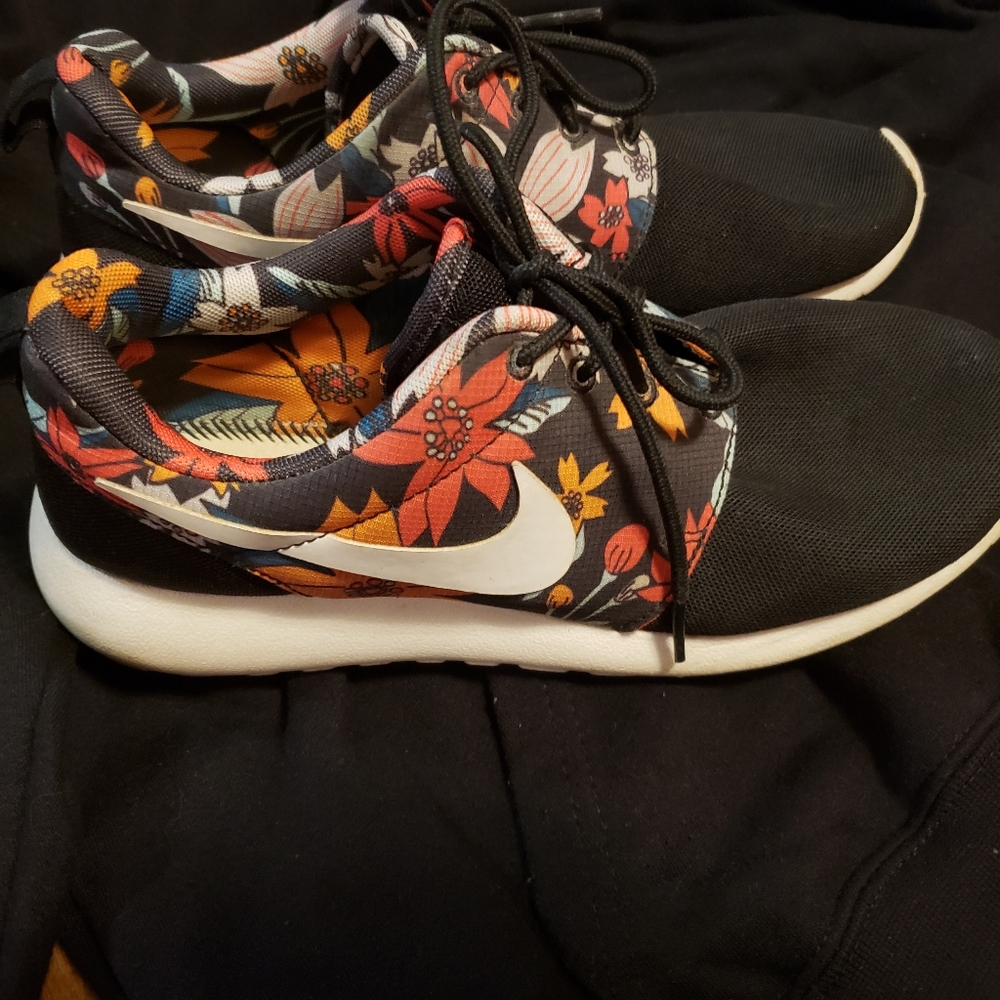 Nike Women's 8.5 Vintage Floral Hawaiian Running Shoes